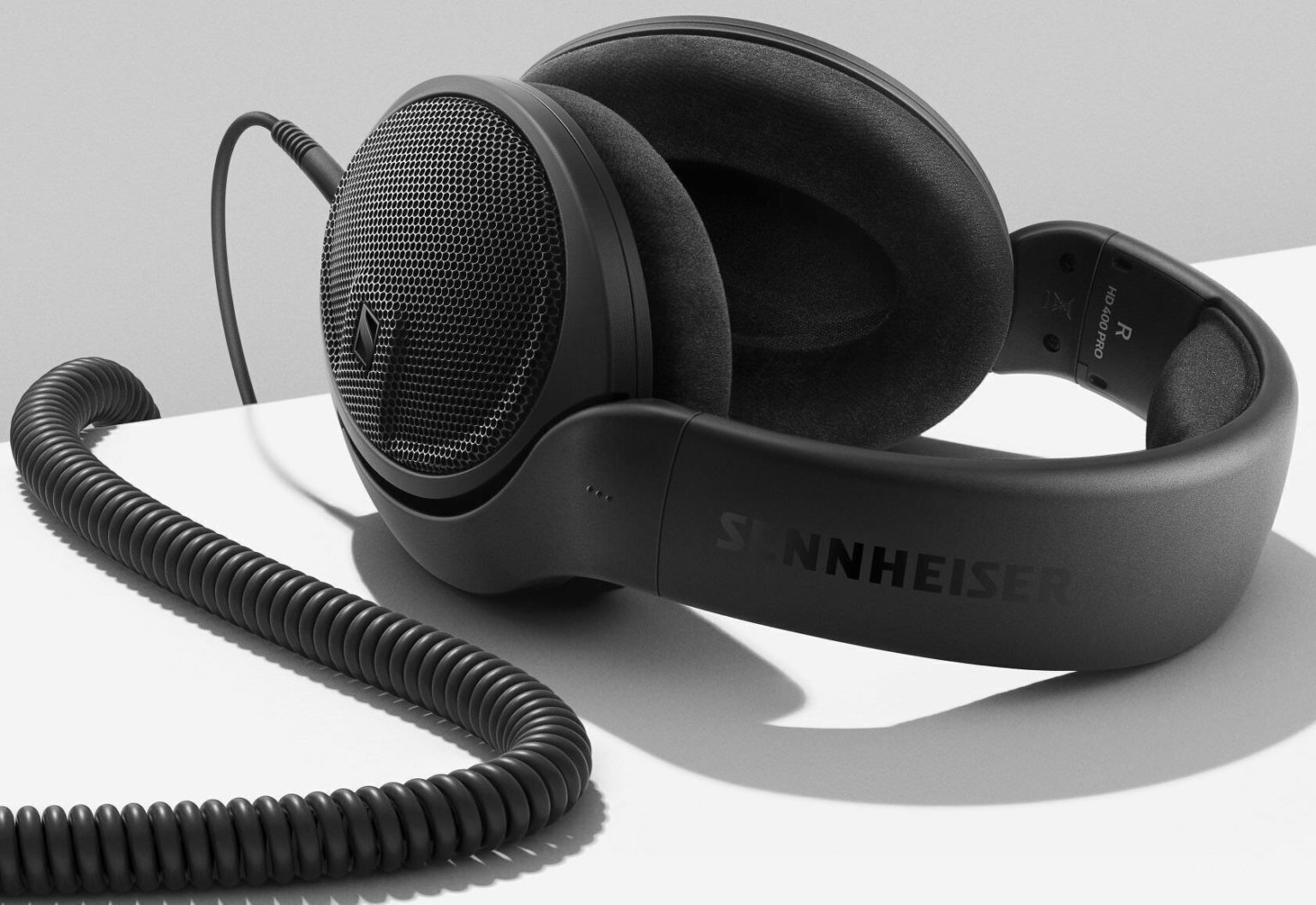 Sennheiser HD 400 PRO: Studiohörlurar i velour och speciella plastmembran