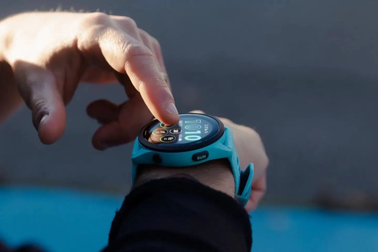 Garmin presenterar en ny Forerunner smartklocka med en skärm som liknar den senaste Apple Watch